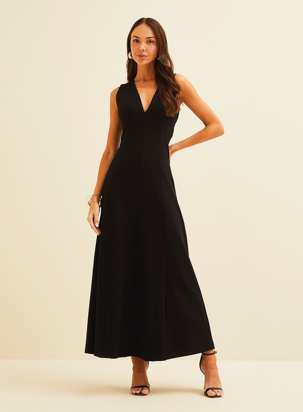 Vestido Midi Evasê Preto Forum