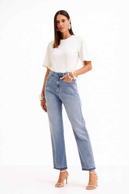 Calça Jeans Lola Zandz Reta com Bordado Posterior
