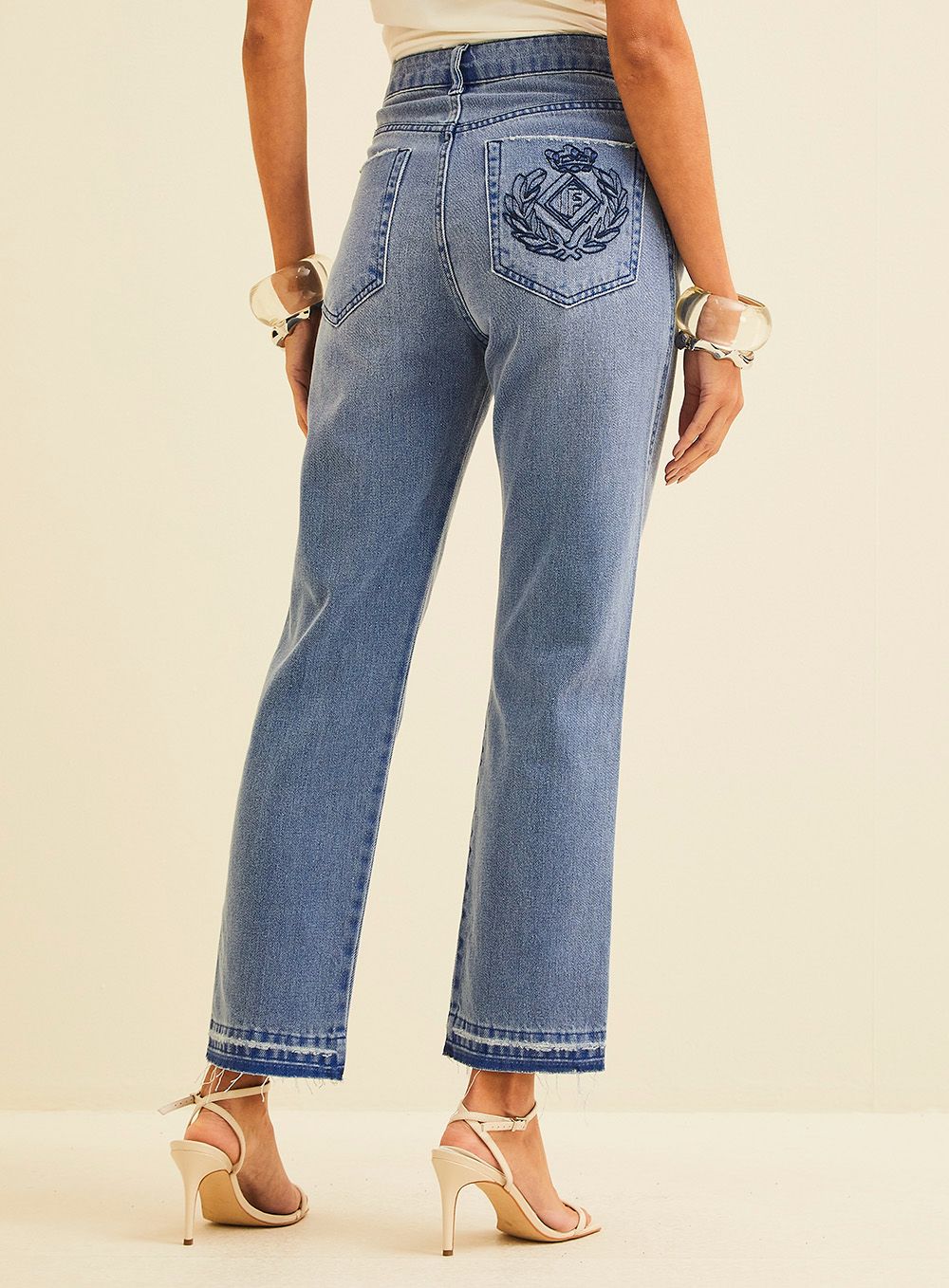 Calça Jeans Lola Zandz Reta com Bordado Posterior