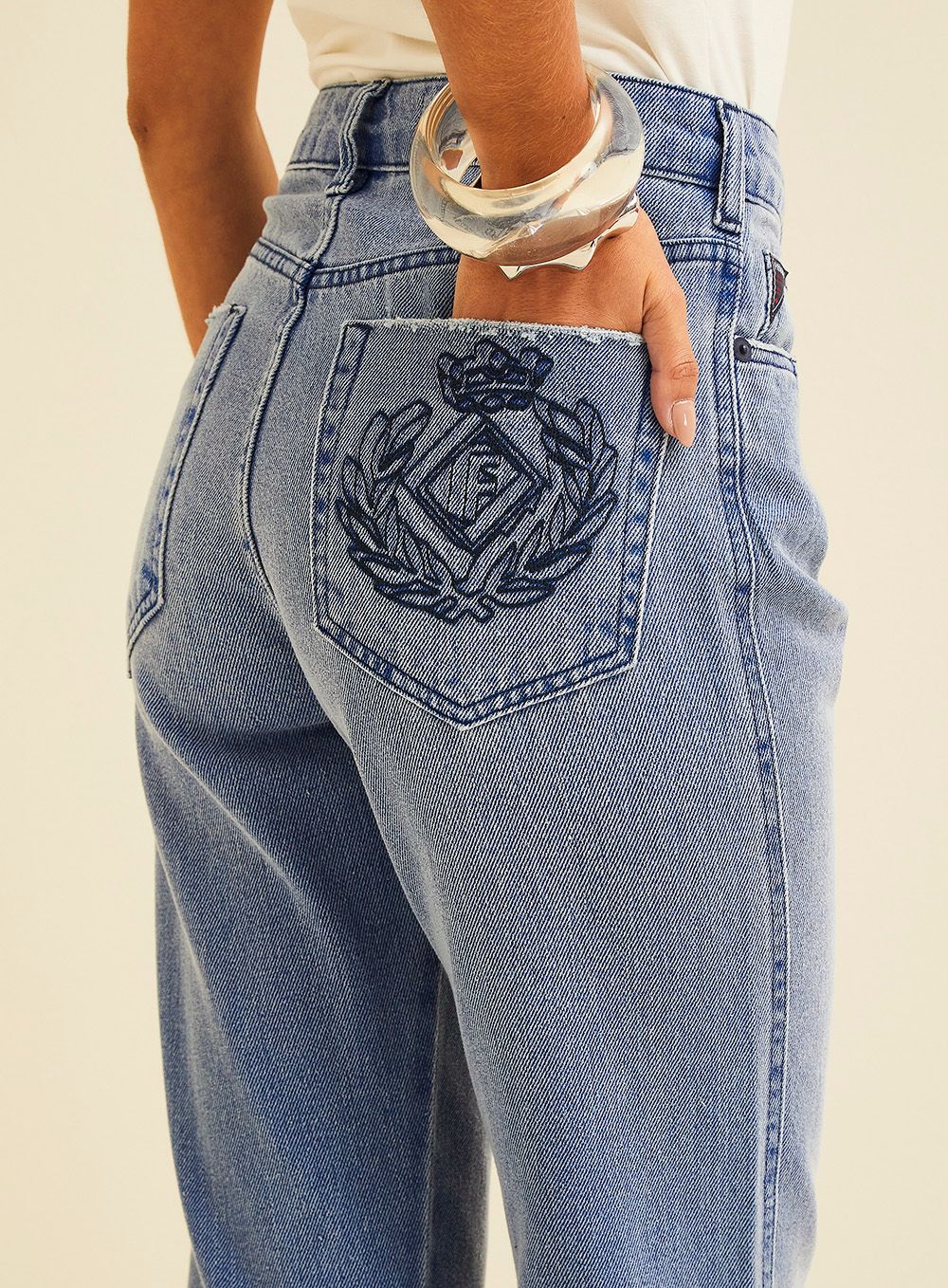 Calça Jeans Lola Zandz Reta com Bordado Posterior